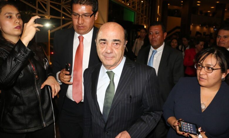 Murillo Karam sale del hospital tras 27 días internado para recuperarse de una operación