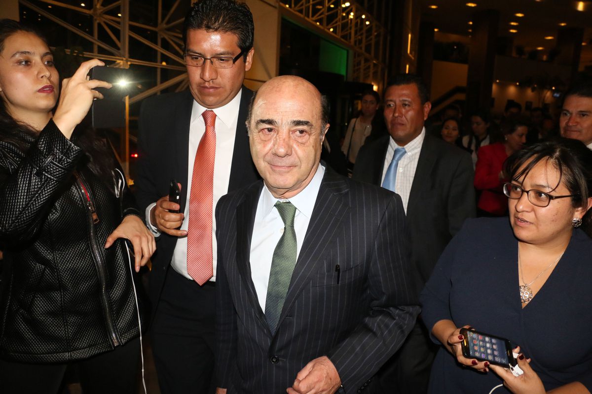 Murillo Karam sale del hospital tras 27 días internado para recuperarse de una operación