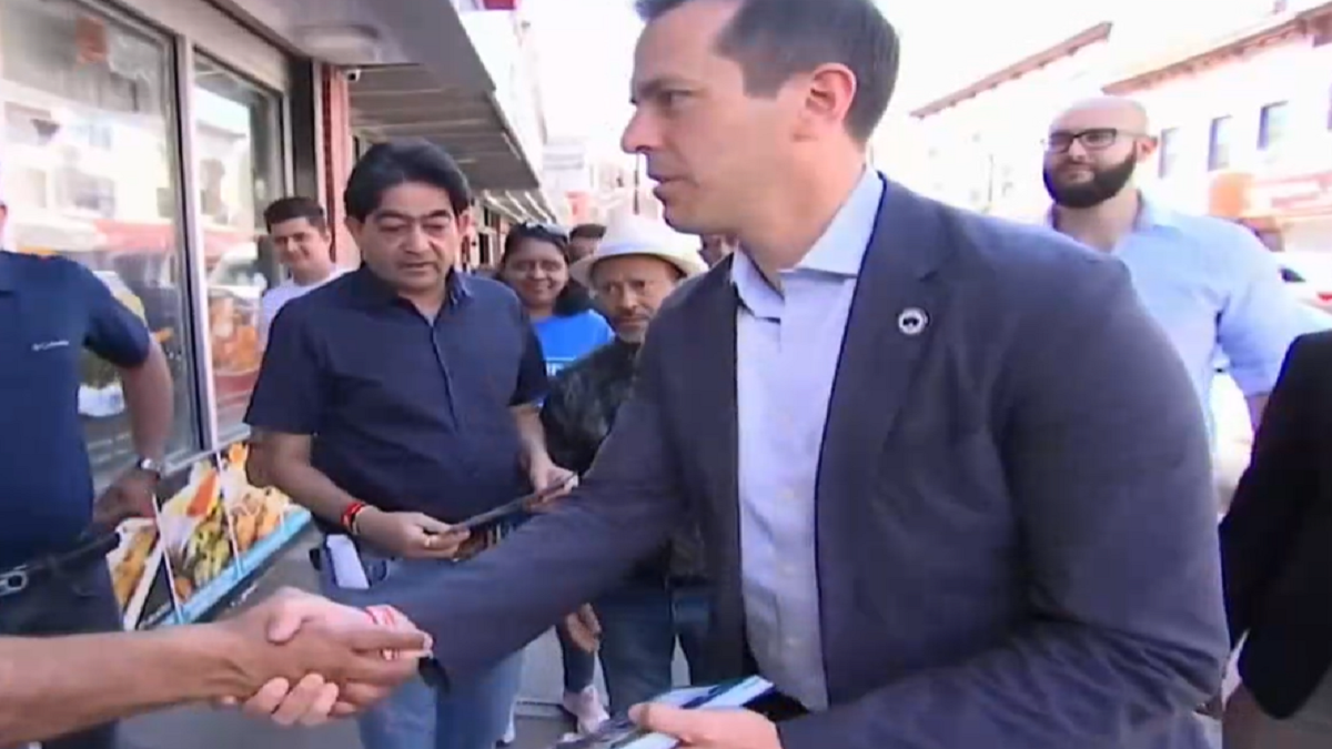 NBC proyecta a Robert Menéndez como congresista del distrito 8