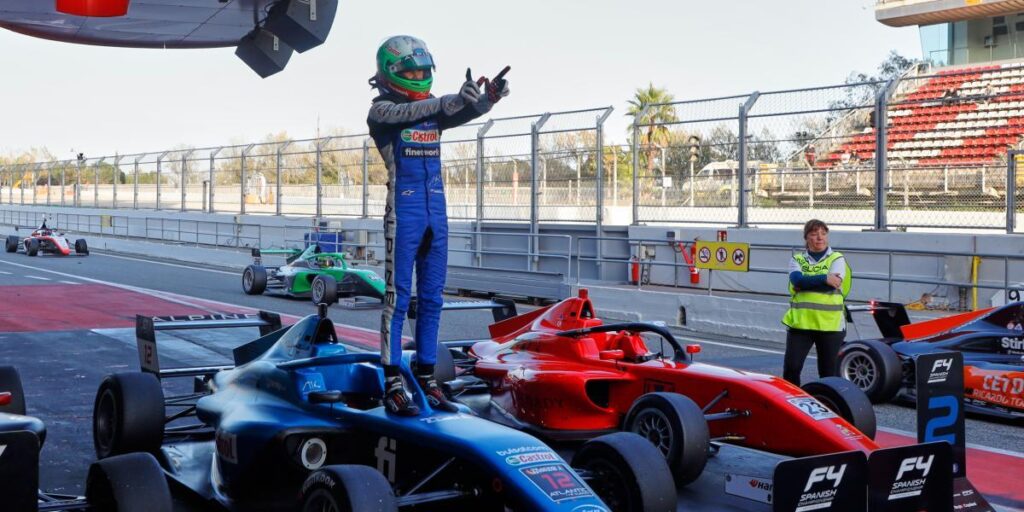 Nikola Tsolov arrasa en la primera manga de F4 en el Circuit