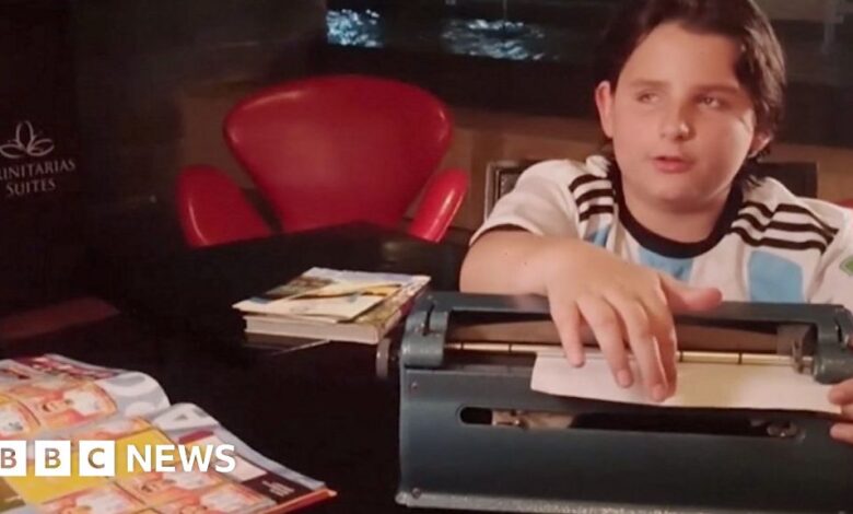 Niño venezolano traduce al braille álbum de cromos del Mundial
