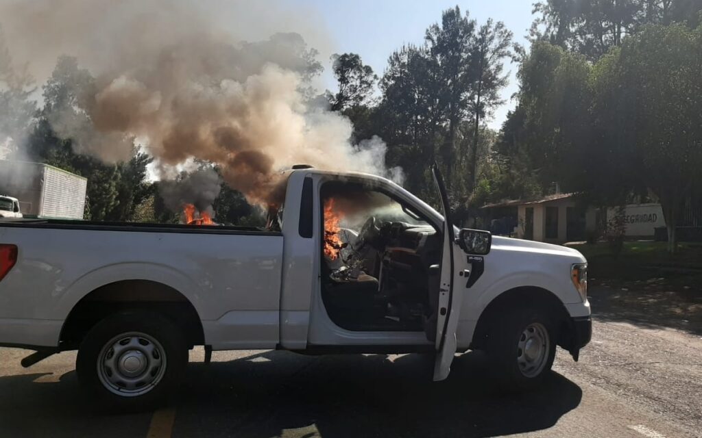 Normalistas bloquean carreteras en Michoacán