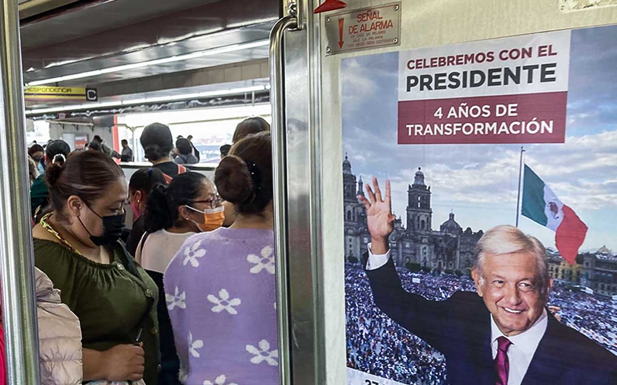 Ordenan retirar del Metro carteles de la marcha de AMLO