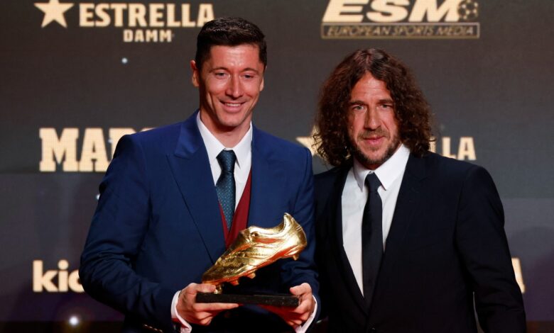 Otorga Carles Puyol a Robert Lewandoski la Bota de Oro 2021-2022 | Video