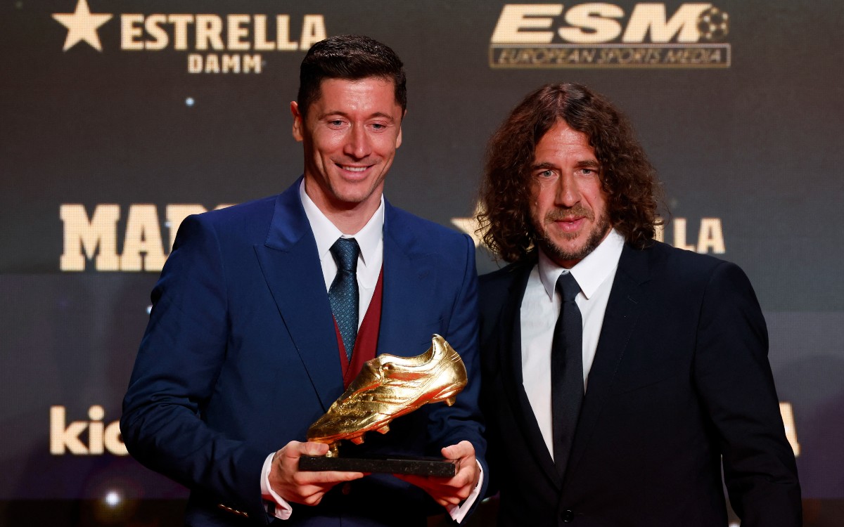 Otorga Carles Puyol a Robert Lewandoski la Bota de Oro 2021-2022 | Video