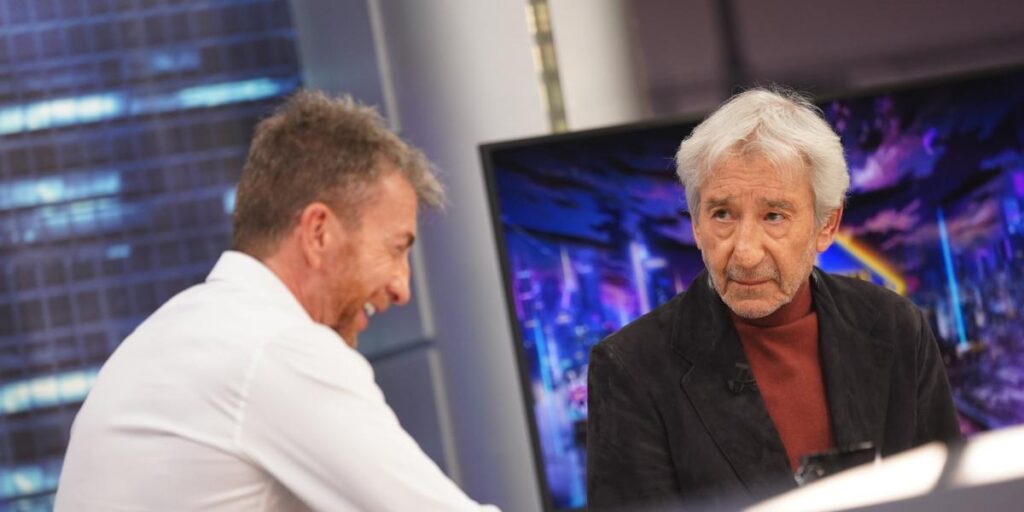 Pablo Motos no da crédito al regalo que le entrega José Sacristán en 'El Hormiguero'