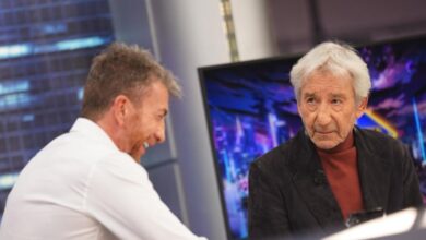 Pablo Motos no da crédito al regalo que le entrega José Sacristán en 'El Hormiguero'