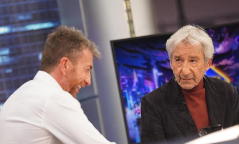 Pablo Motos no da crédito al regalo que le entrega José Sacristán en 'El Hormiguero'