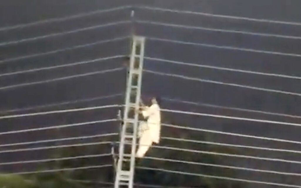 Pakistán: Manifestante se electrocuta en protesta contra ataque al ex primer ministro | Imágenes sensibles