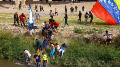 Patrulla Fronteriza dispara balas de goma para obligar a venezolanos a volver a México