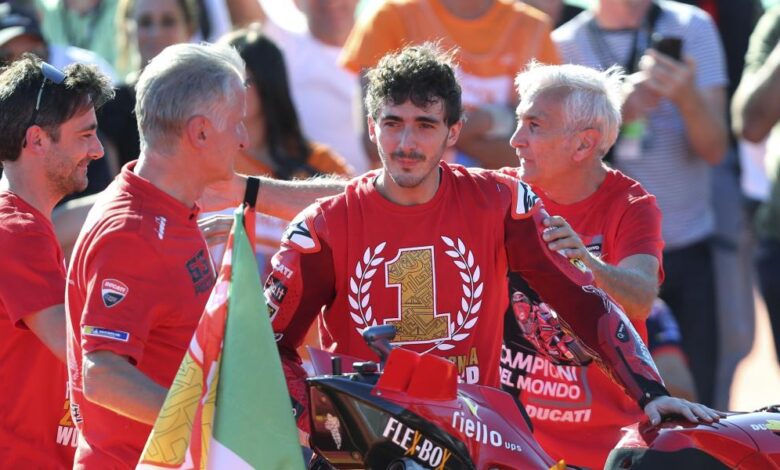 Pecco Bagnaia meditará si debe llevar el nº1