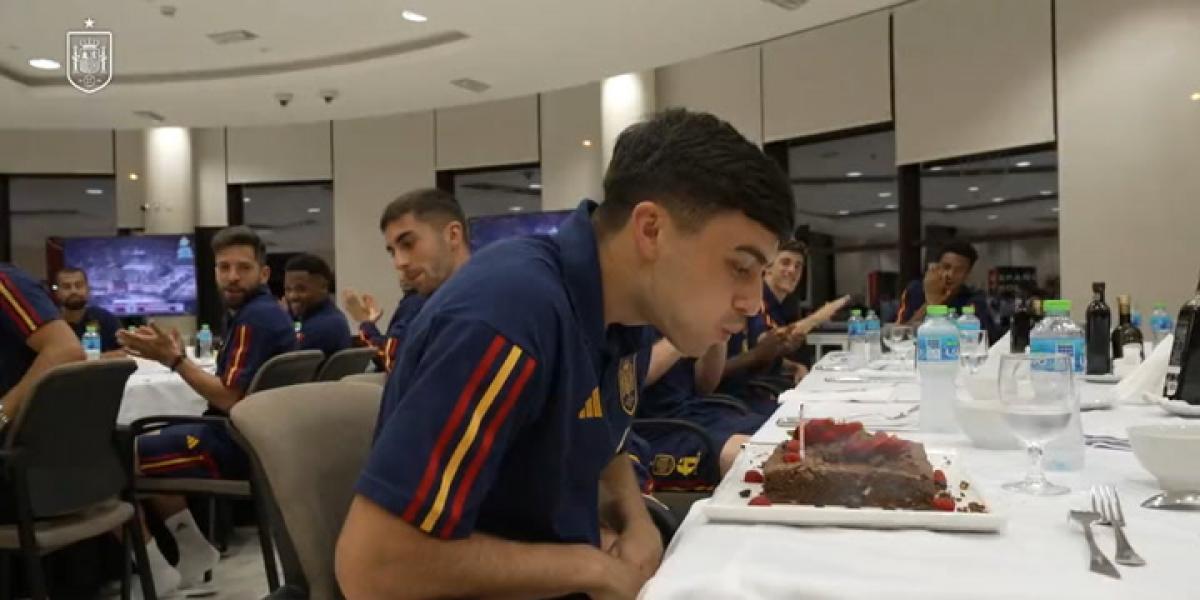 Pedri sopla las velas junto a todos sus compañeros de la Selección