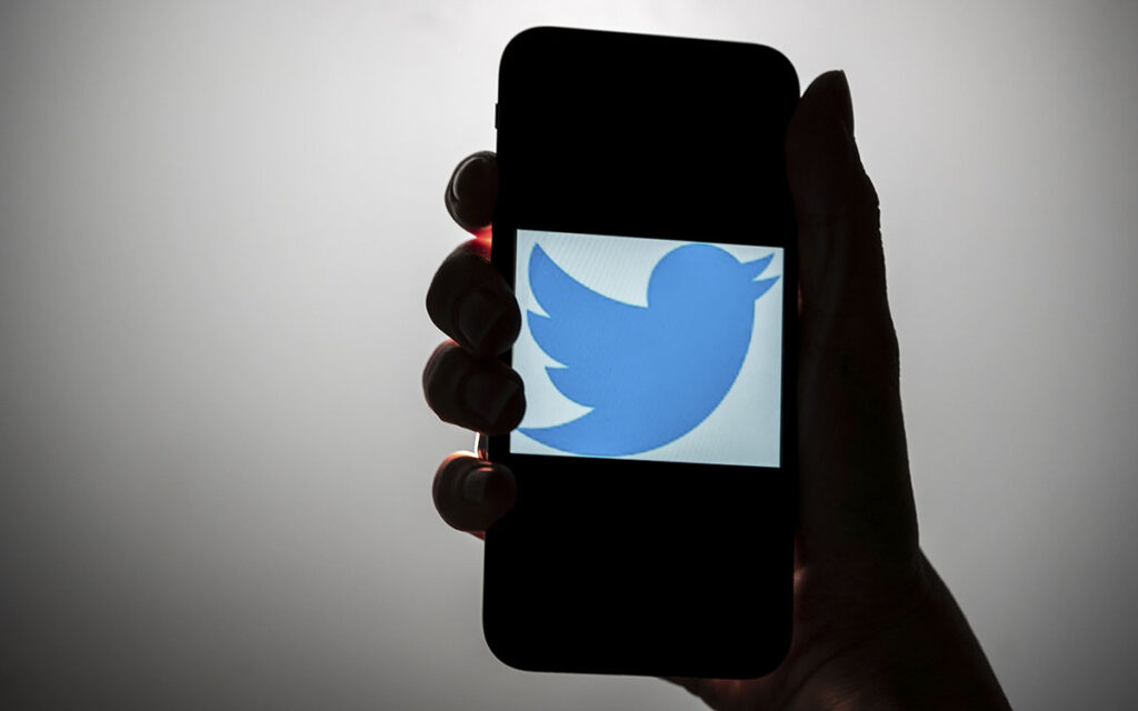 Pegan despidos a Twitter: en plenas elecciones de EU, tardan más en detectar y sancionar 'fake news'