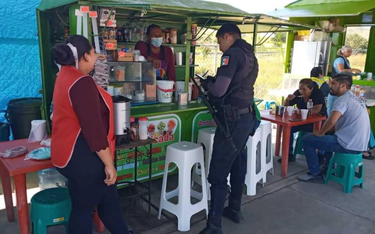 Policías montan operativo para ayudar a una mujer que perdió su cartera en Nayarit