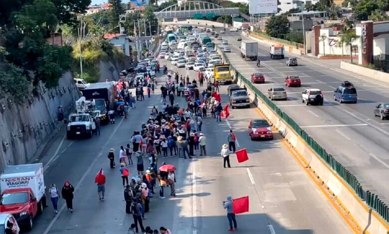 Profesores de Guerrero bloquean la autopista México-Cuernavaca; exigen diálogo con AMLO
