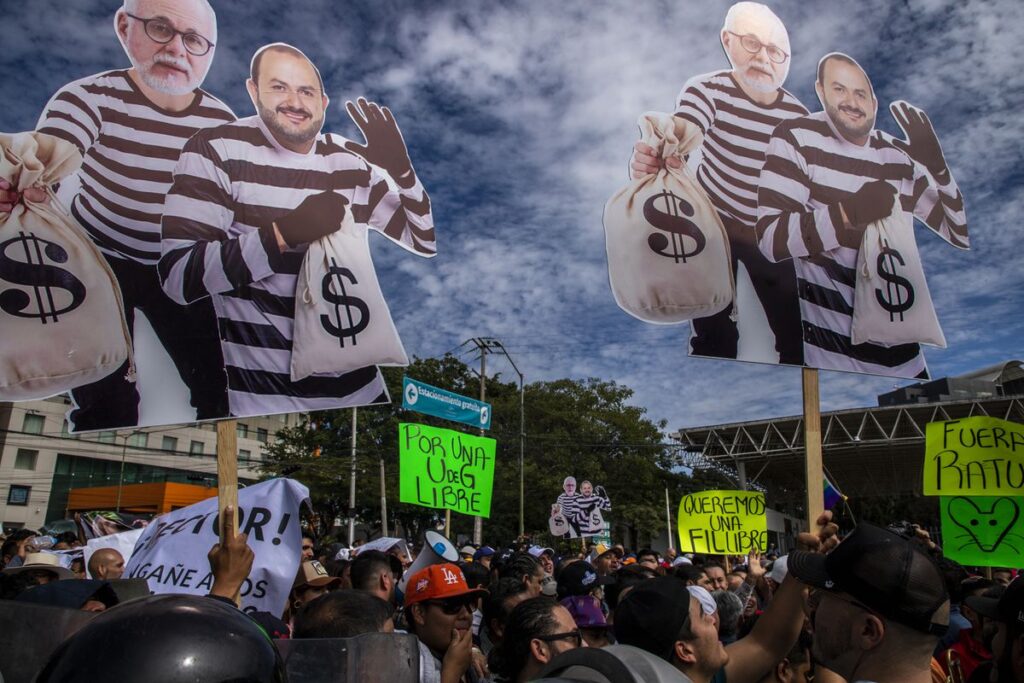 Protesta a las puertas de la FIL: la disputa política local dificulta la inauguración de la feria