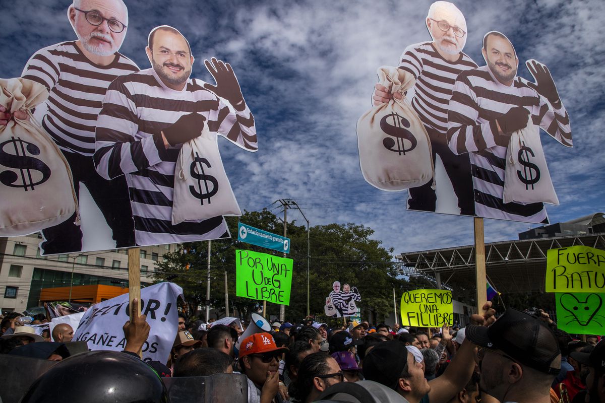Protesta a las puertas de la FIL: la disputa política local dificulta la inauguración de la feria