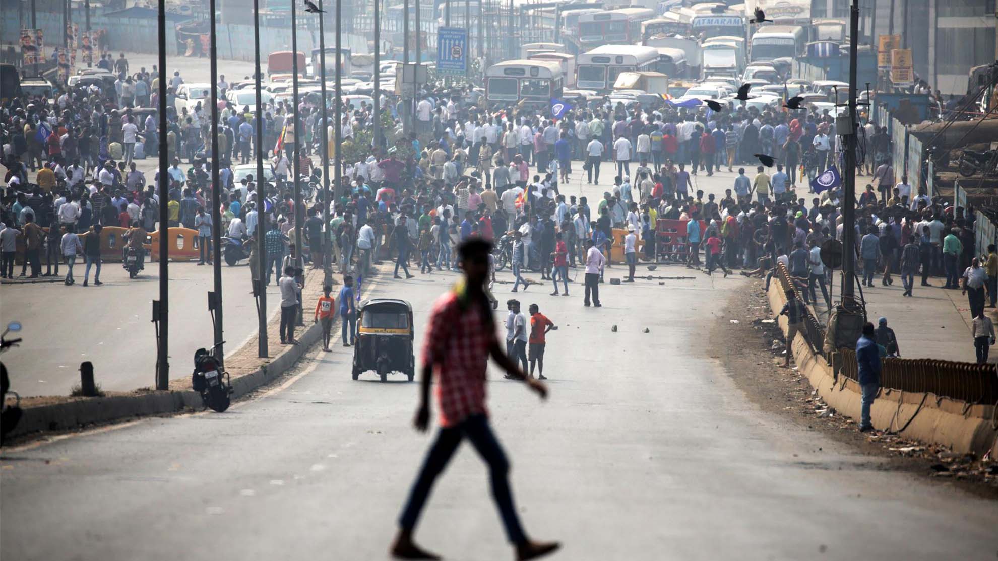 Purifican fuente con orina de vaca luego de que mujer de comunidad marginada bebiera agua