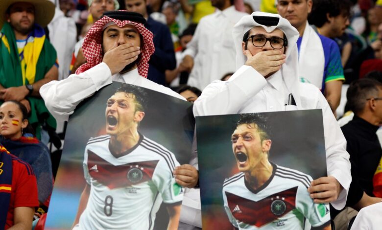 Qatar 2022: Aficionados locales recuerdan a Alemania el racismo contra Mesut Özil
