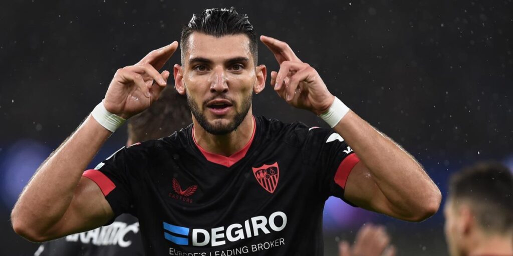 Rafa Mir: "Tenemos muchas pérdidas atrás y eso se convierte en goles"