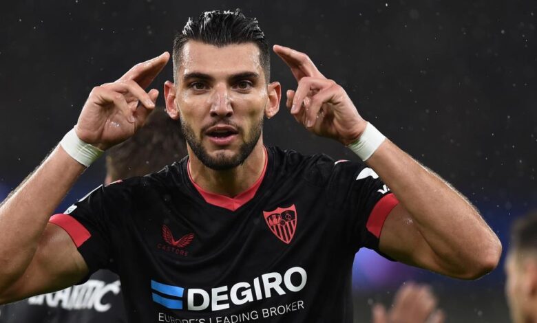 Rafa Mir: "Tenemos muchas pérdidas atrás y eso se convierte en goles"