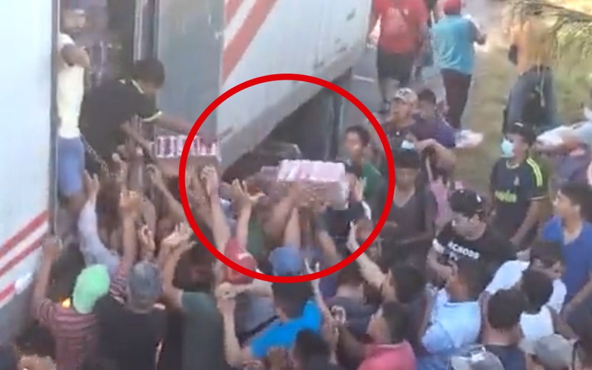 Rapiña: Tráiler volcó con cerveza en Tabasco y habitantes se robaron las chelas | Video