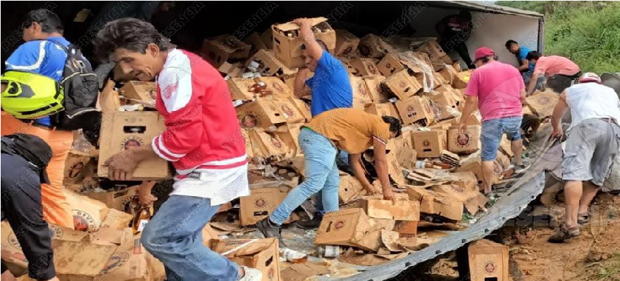 Rapiña: Vuelca tráiler cargado con cerveza; comuneros roban y saquean cajas, policías nada hacen por evitarlo