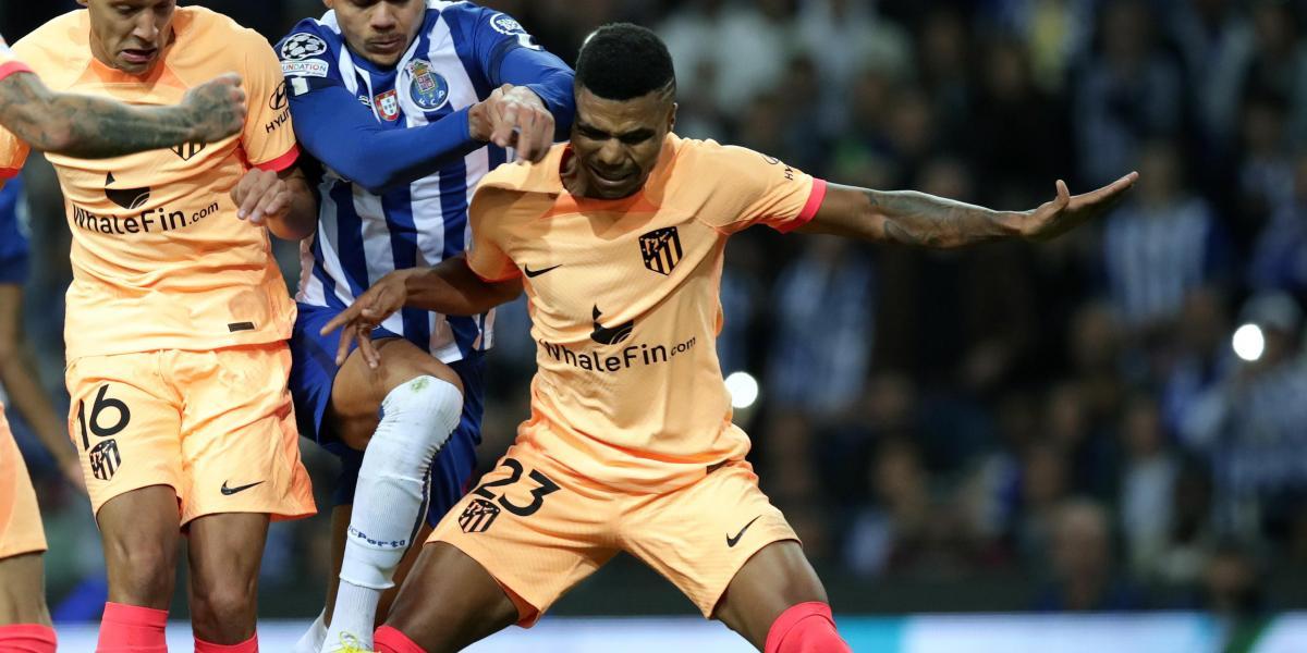 Reinildo hizo un inusual gesto tras recibir tarjeta amarilla