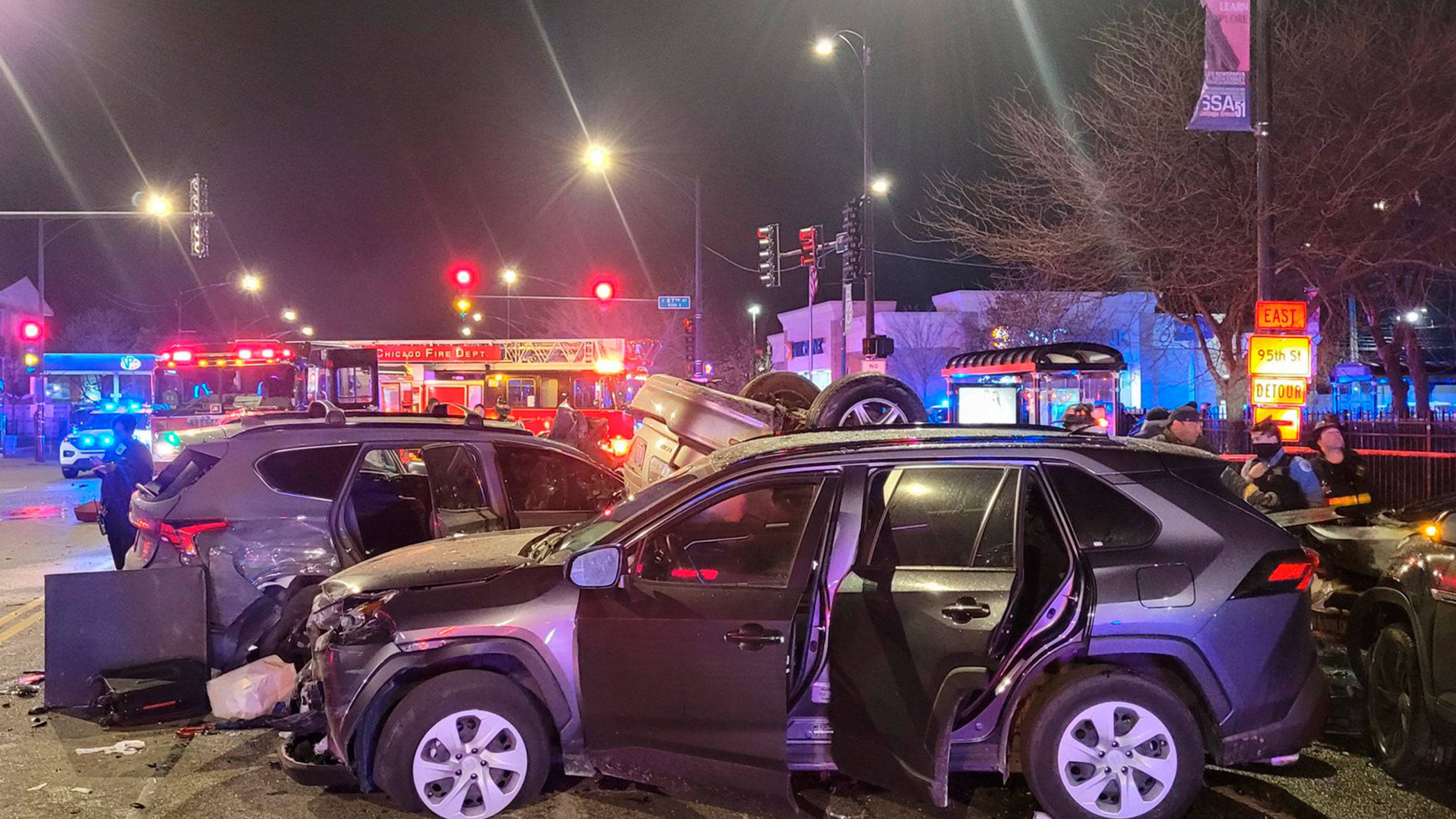 Roba auto en Chicago, causa carambola y deja dos muertos