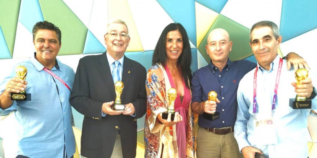 Ronaldo entrega a los periodistas con más Mundiales una reproducción de la Copa del Mundo