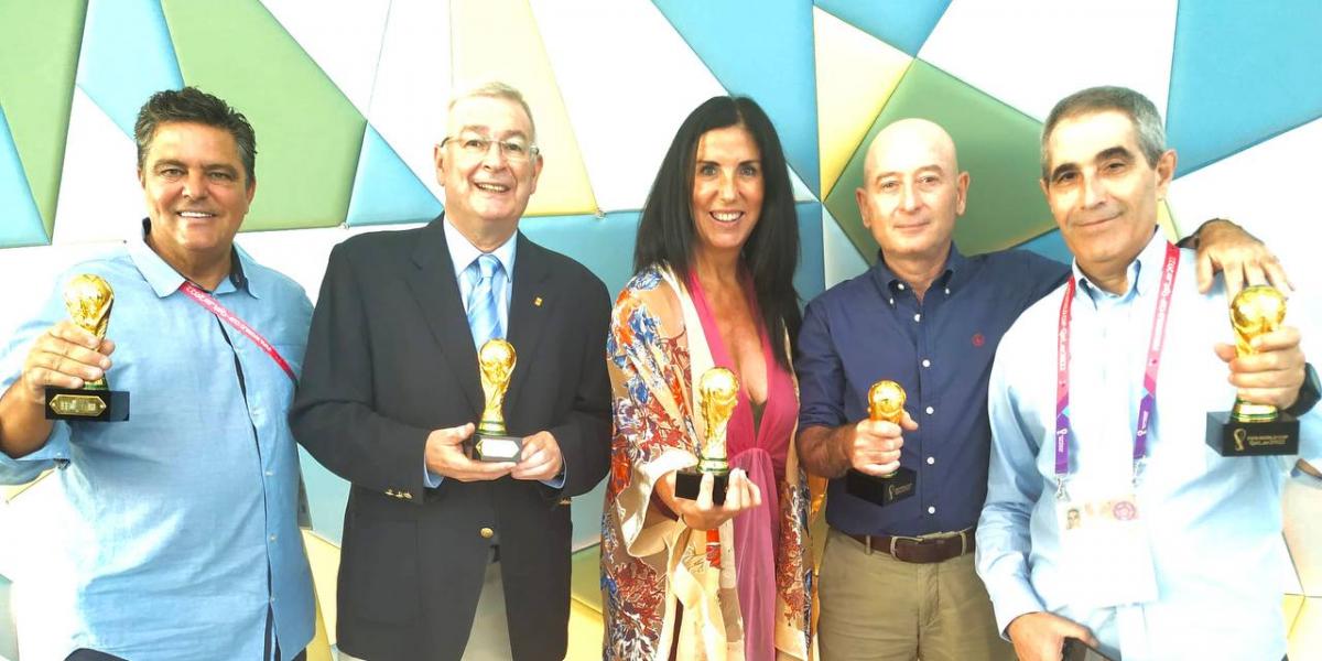 Ronaldo entrega a los periodistas con más Mundiales una reproducción de la Copa del Mundo