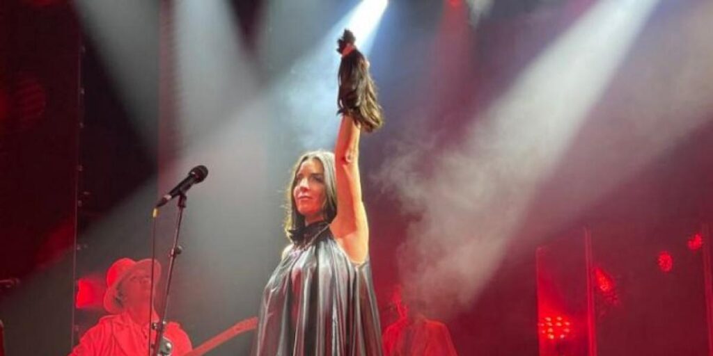 Ruth Lorenzo sorprende y se corta el pelo en pleno concierto: "¡Por la libertad!"