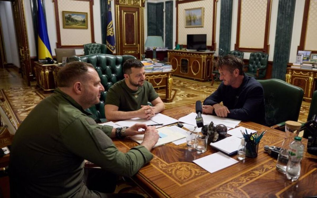 Sean Penn visita a Zelenski en Ucrania y le presta su premio Oscar