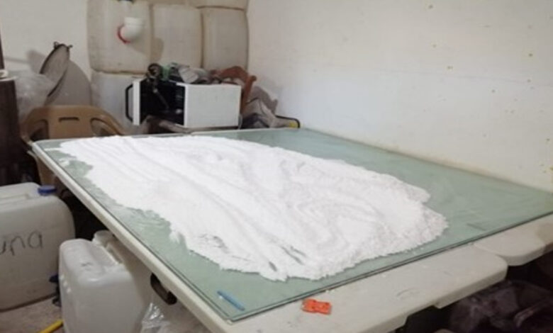 Sedena asegura en Culiacán 'cocina' de fentanilo con más de una tonelada de precursores para elaborar pastillas