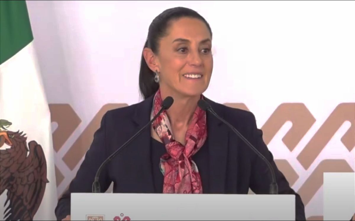 Sheinbaum convoca a marcha de AMLO en evento y funcionario pega carteles