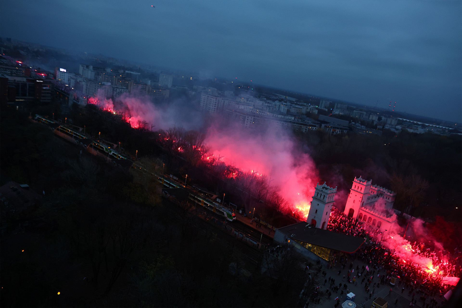 Símbolos nazis acompañados de consignas sobre la quema de judíos durante celebración de Independencia en Polonia