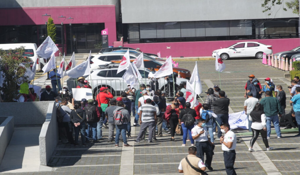 Simpatizantes de AMLO ingresan al INE para apoyar su reforma electoral; el organismo acusa "irrupción”| Video