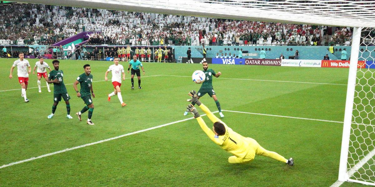 Szczesny para un penalti ante Arabia Saudí