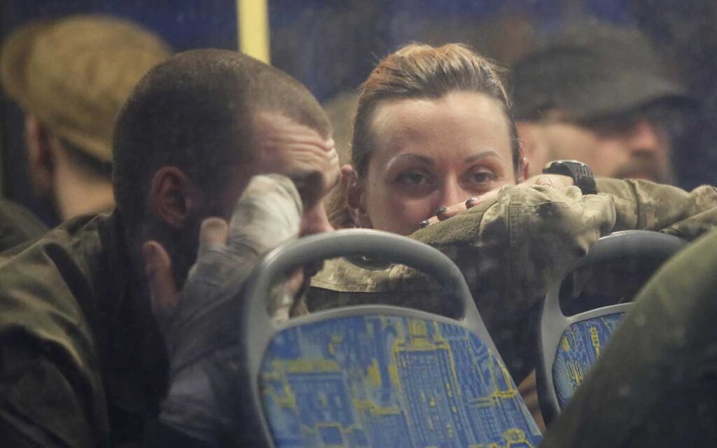 Tanto Rusia como Ucrania torturaron a prisioneros de guerra, según la ONU