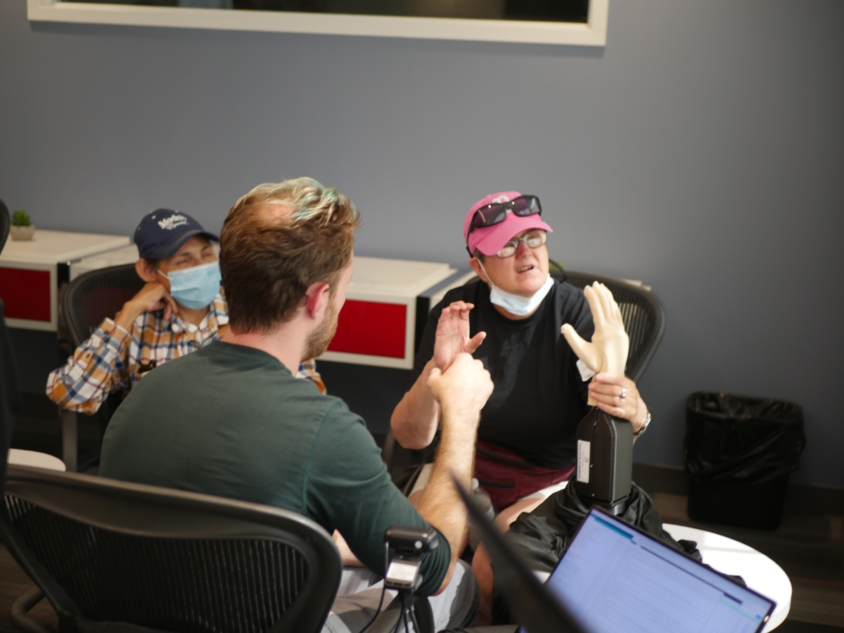 Tatum está construyendo un brazo robótico para ayudar a las personas con sordoceguera a comunicarse