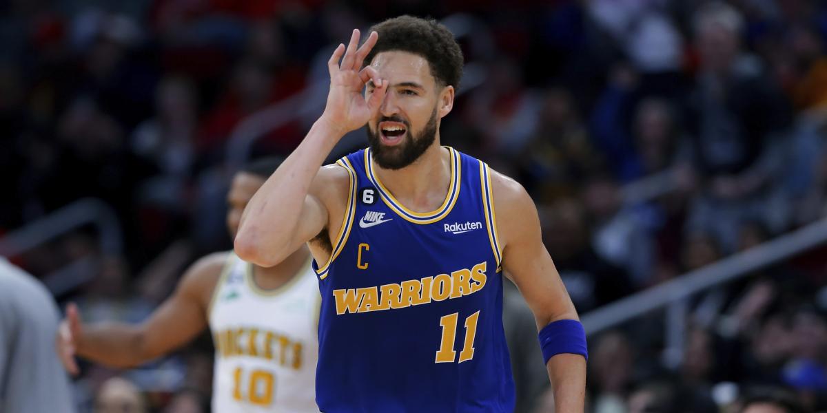 Thompson maravilla en el primer triunfo a domicilio de los Warriors
