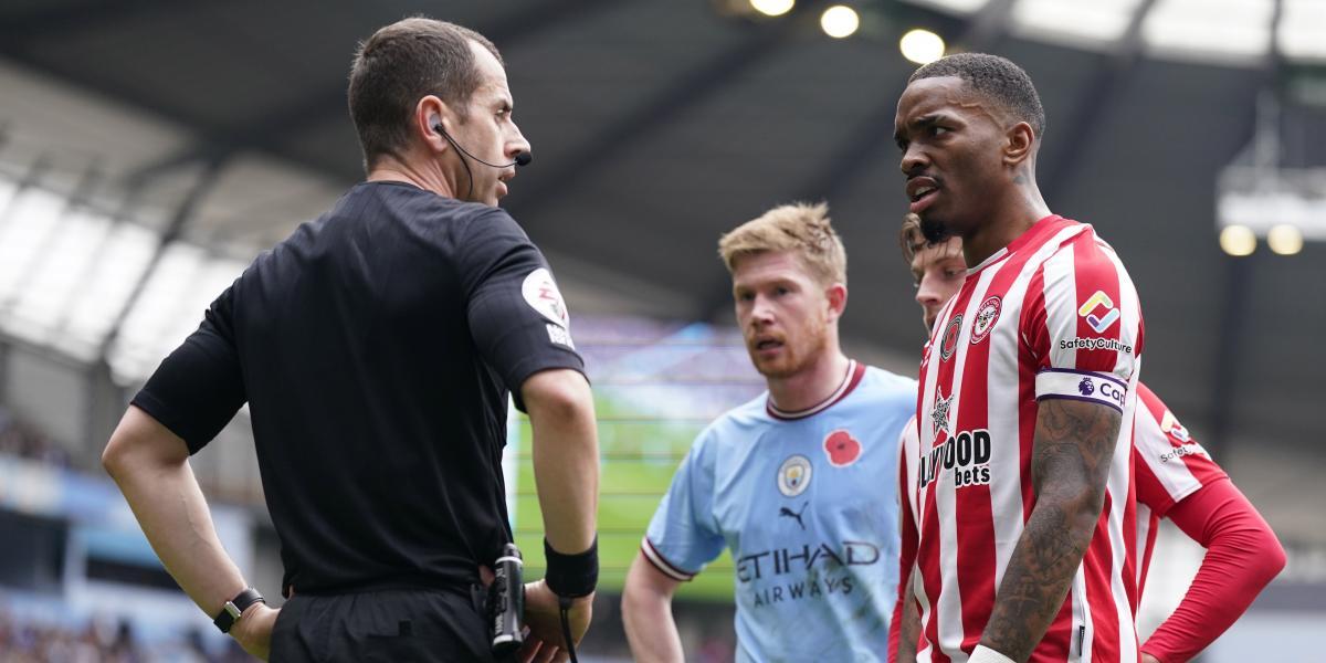 Toney, sin Mundial pero tumba a Haaland y al City