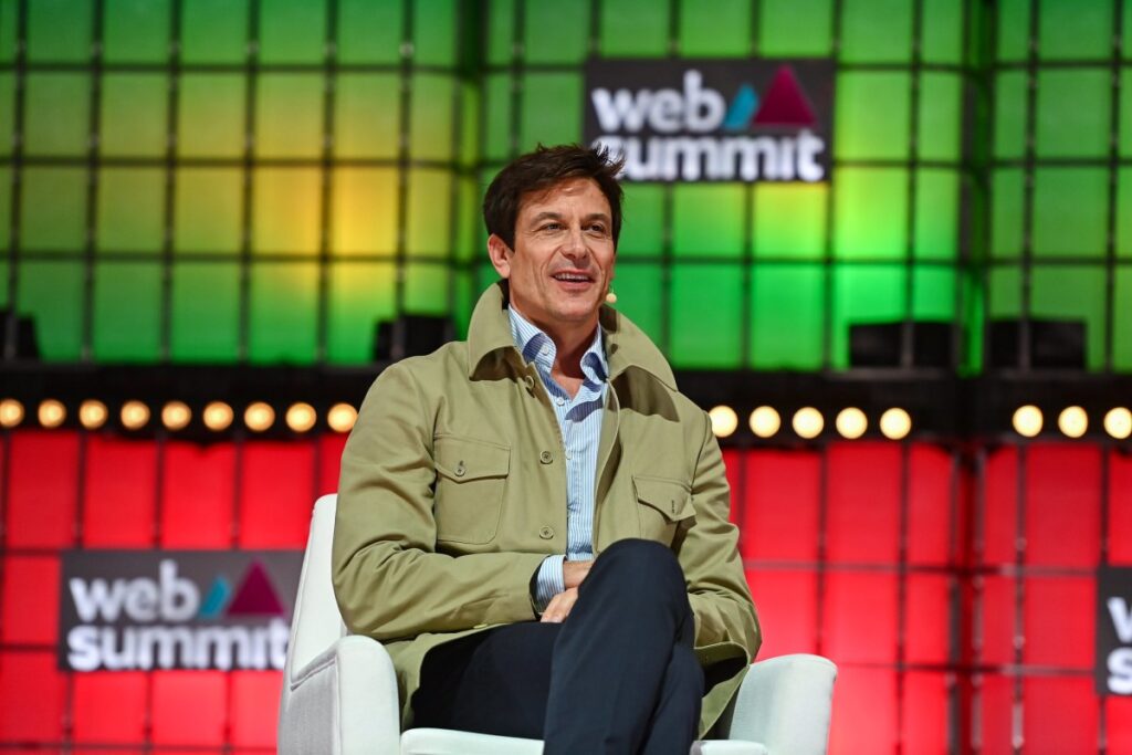 Toto Wolff de Fórmula 1, acusado de dirigir su equipo de forma remota, se inclina hacia el software