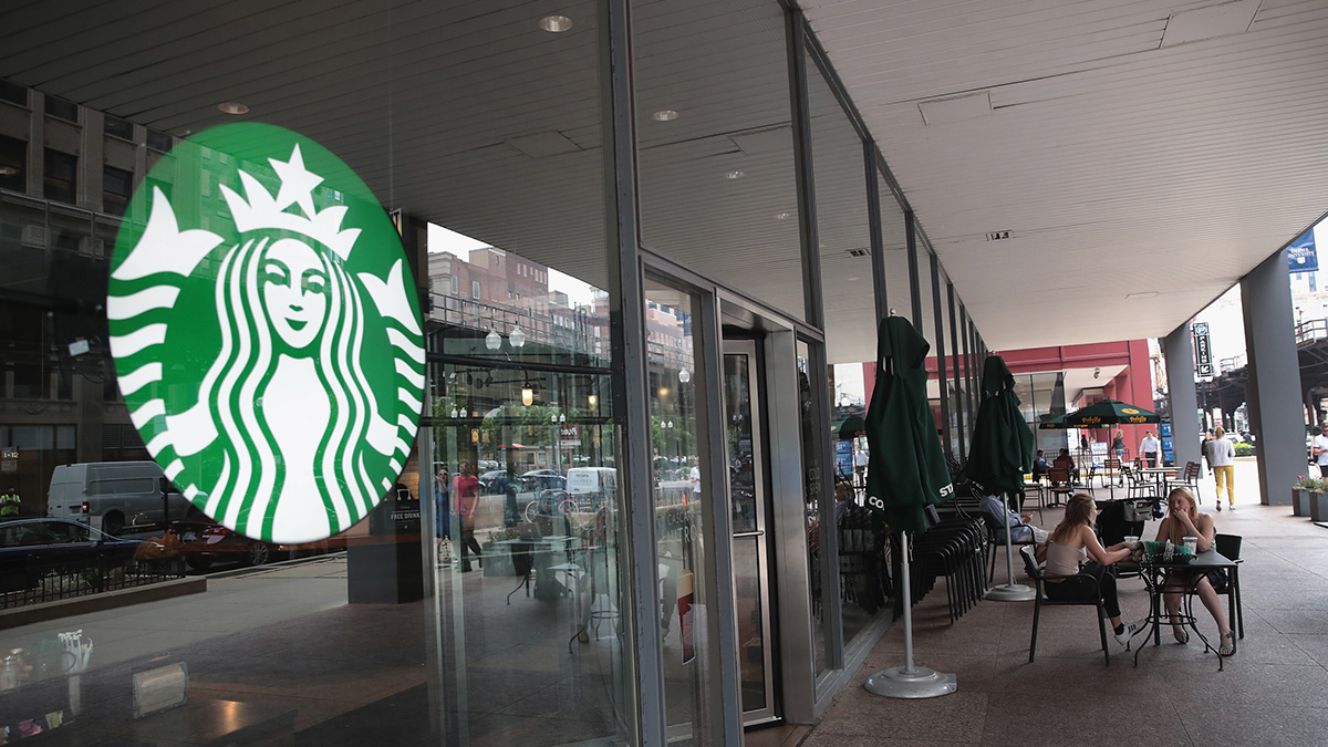 Trabajadores de Starbucks planean huelgas en más de 100 tiendas de EEUU
