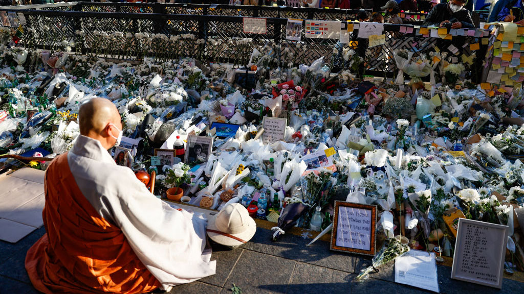 Tragedia en Seúl: investigan a la policía por la estampida que dejó 156 muertos