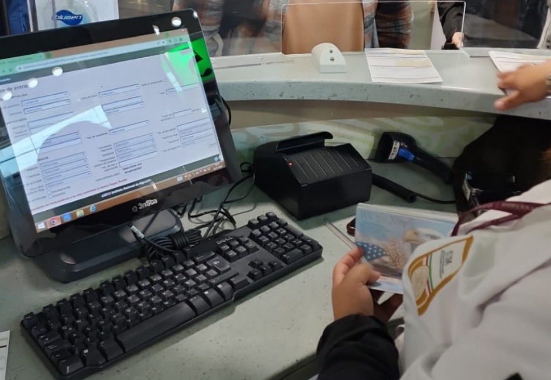 Tras horas sin servicio, restablecen sistema en módulos migratorios del AICM