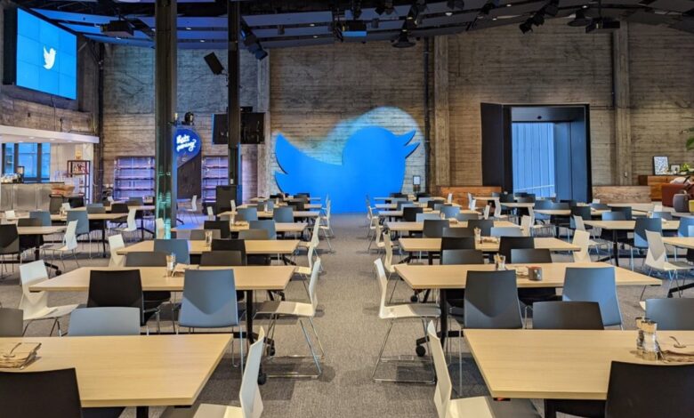 Twitter: cierra sus oficinas, comienza despidos masivos y recibe su primera demanda por recorte