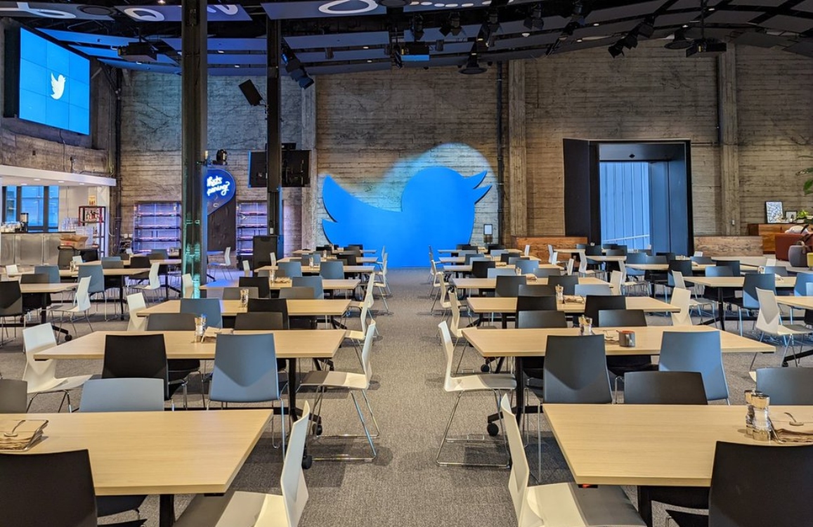 Twitter: cierra sus oficinas, comienza despidos masivos y recibe su primera demanda por recorte
