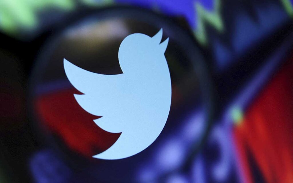 Twitter pide a algunos trabajadores despedidos que regresen: Bloomberg