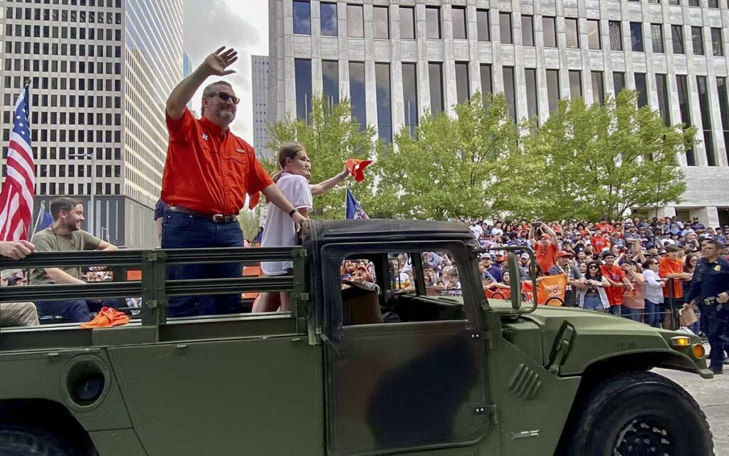 Un hombre golpea con una lata de cerveza al senador republicano Ted Cruz | Video
